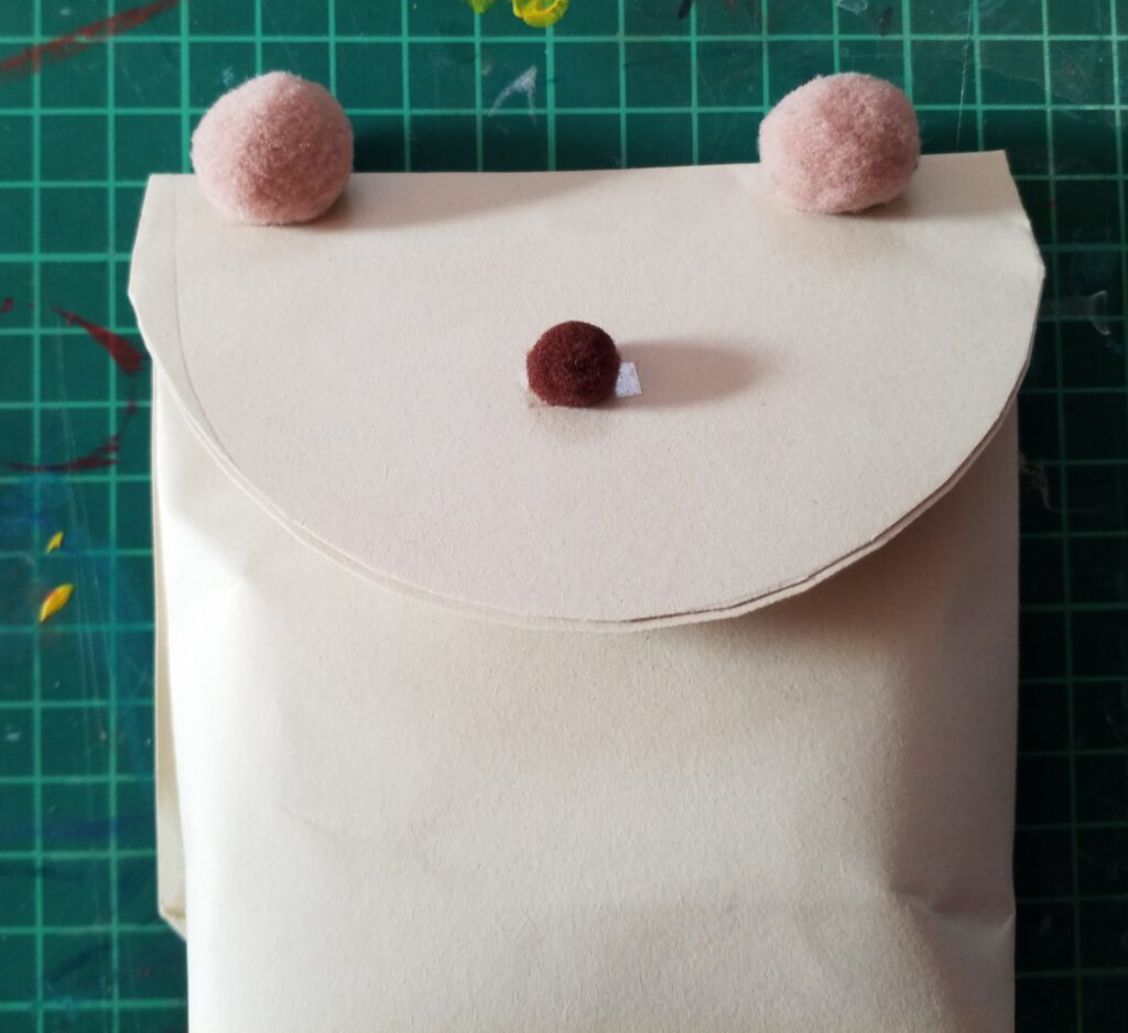 Orsetto-carta-1024x938 sacchetto porta caramelle fai da te a forma di orsetto