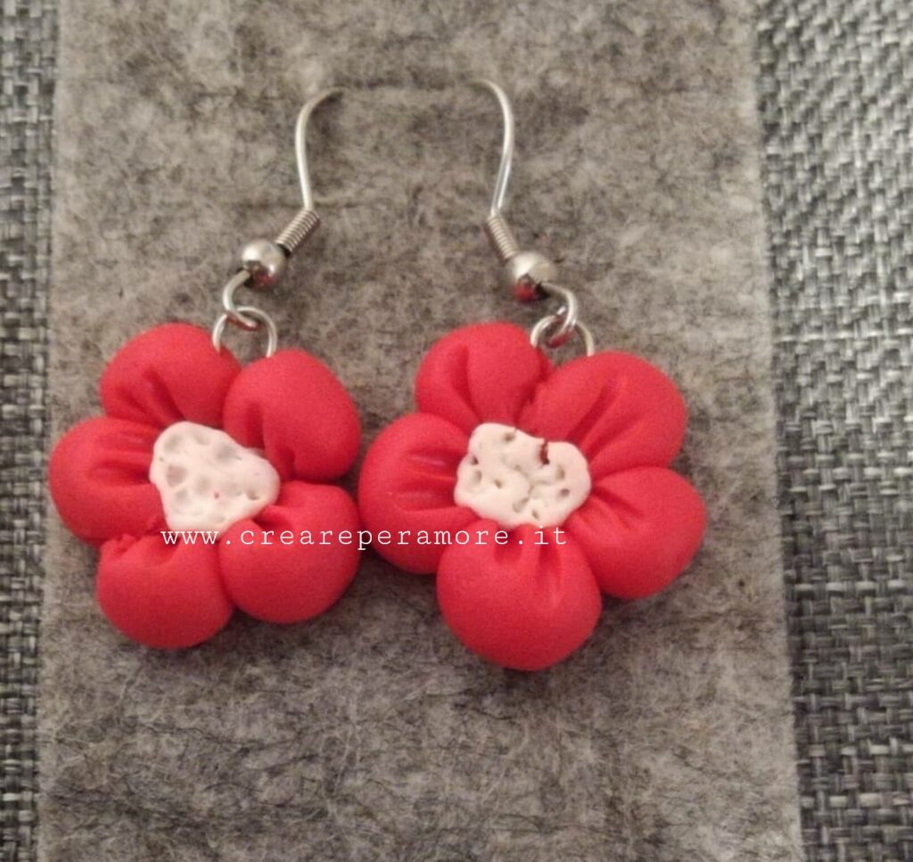 Orecchini-rossi-fiore-1024x967 5 idee facili per creare orecchini con la pasta fimo
