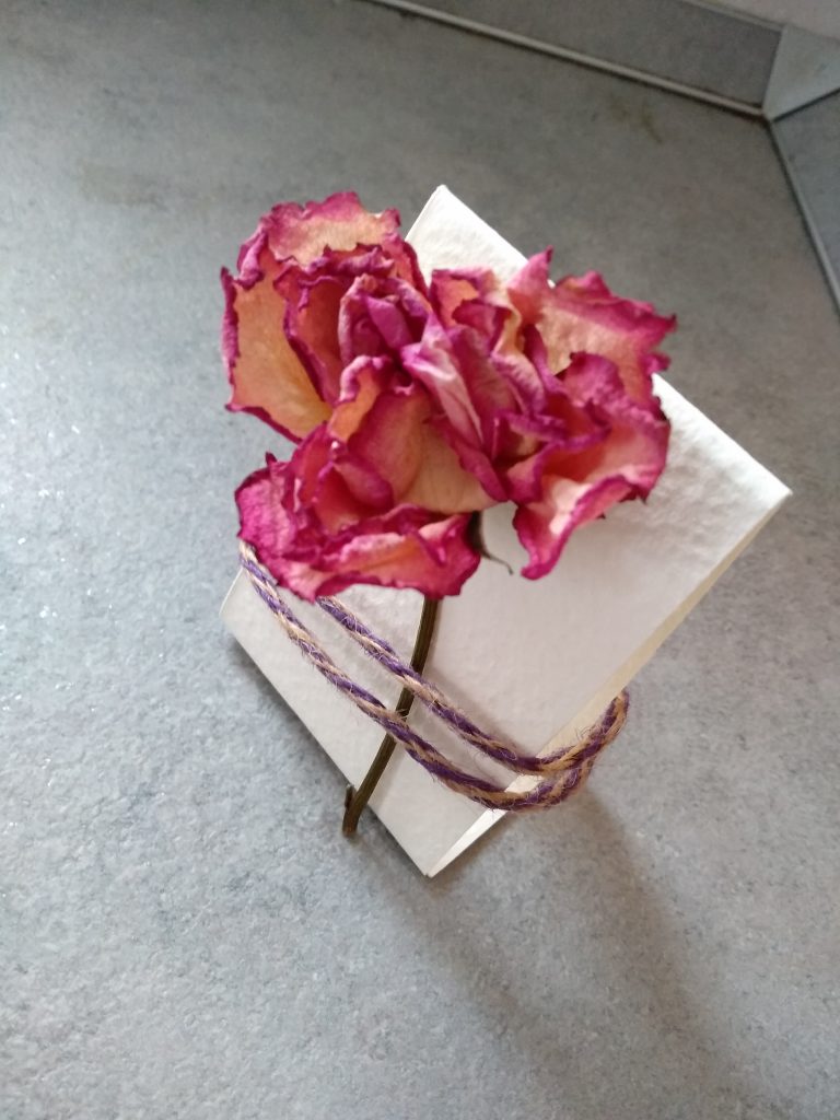 IMG_20210915_131759-768x1024 Come fare un segnaposto romantico con una rosa secca
