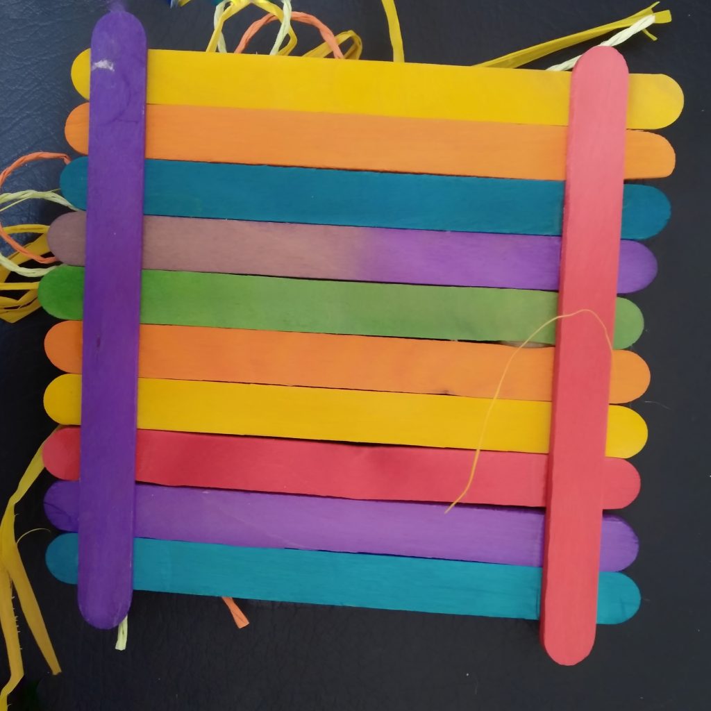 IMG_20220227_150505-01-1024x1024 lavoretto per bambini : creare una scatola primaverile con stecche di legno colorate